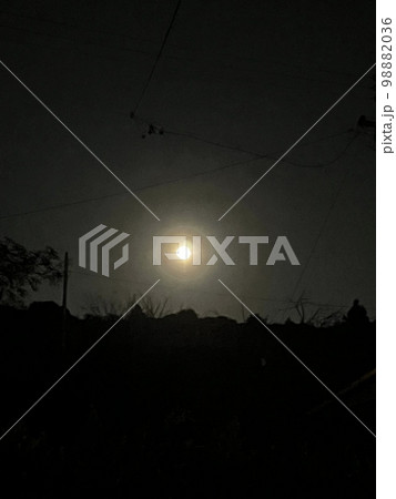 神秘的で幻想的な皆既月食 98882036