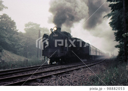 昭和44年　霧の中C622牽引急行ニセコ　大沼公園駅　函館本線　北海道　記録写真　古いカラー写真 98882053