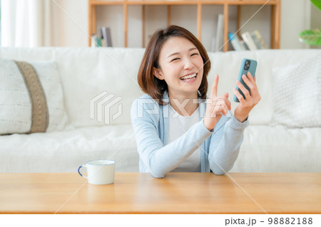 スマホを持つミドル女性 98882188