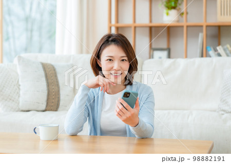 スマホを持つミドル女性 スマホを持つミドル女性 98882191