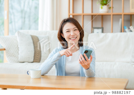 スマホを持つミドル女性 スマホを持つミドル女性 98882197