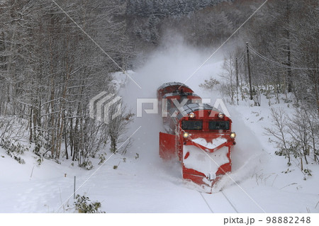 冬の宗谷本線を走るラッセル車 98882248