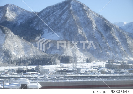 朝日に照らされた雪山と雪国の町 朝日に照らされた雪山と雪国の町 98882648