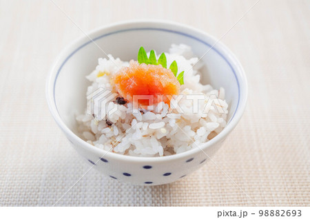 たらこをのっけた雑穀ご飯 98882693