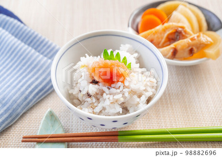 タラコをのっけた雑穀ご飯と煮物 98882696