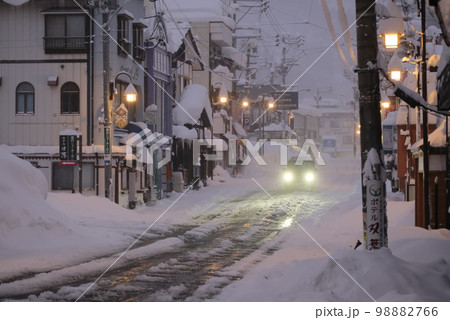 夜明け前の雪国の温泉街 98882766