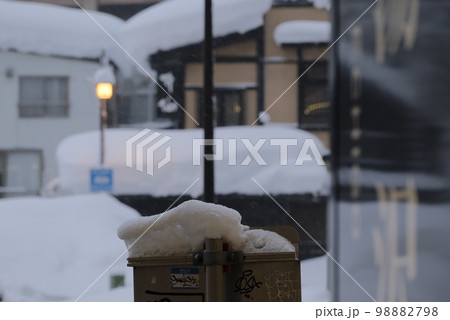 夜明け前の雪国の温泉街 夜明け前の雪国の温泉街 98882798