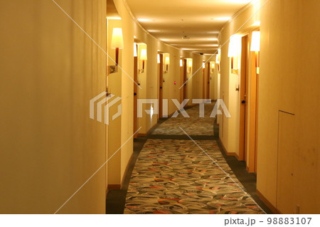 ホテルの廊下 98883107