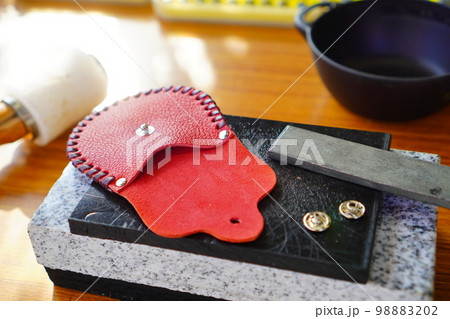 家族で一緒に革製コインケースを作るワークショップに参加したよ。 家族で一緒に革製コインケースを作るワークショップに参加したよ。 98883202