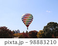 青空に浮かぶ気球 98883210