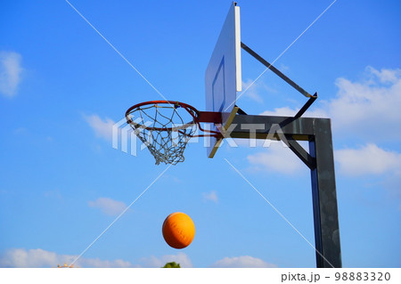 バスケットゴールとシュートしたボール 98883320
