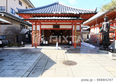 京都にあるお寺：六波羅蜜寺境内にある弁財天の風景 98884297