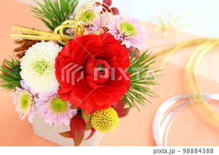 お正月のフラワーアレンジ 98884388