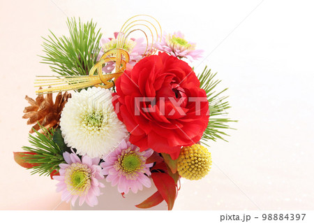 お正月のフラワーアレンジ 98884397
