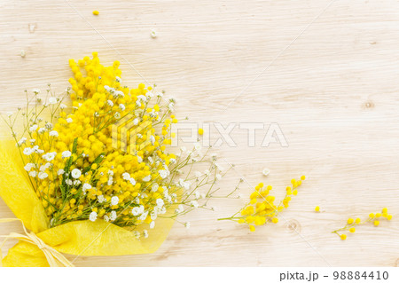 ミモザとかすみ草のブーケ 98884410