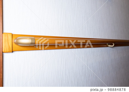 住人が高齢化のため手すりを取り付けた古い家の廊下 98884878