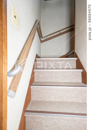 住人が高齢化のため手すりを取り付けた古い一戸建ての階段 98884970