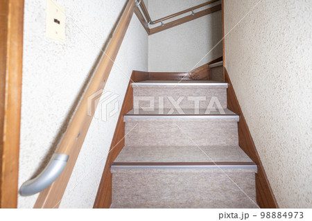 住人が高齢化のため手すりを取り付けた古い一戸建ての階段 98884973