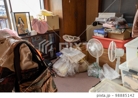 物のたくさん置いてある古い家の物置部屋（納戸） 98885142