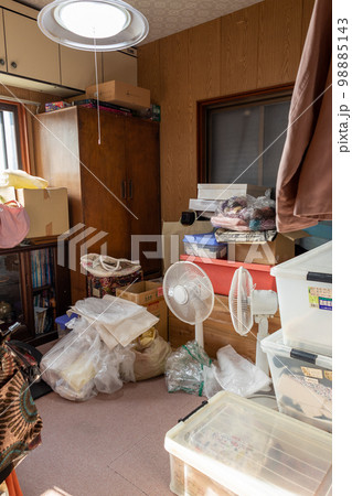 物のたくさん置いてある古い家の物置部屋(納戸) 物のたくさん置いてある古い家の物置部屋(納戸) 98885143