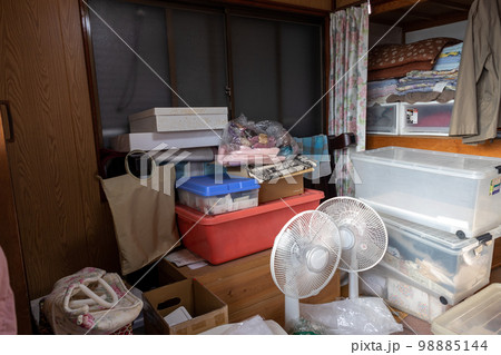 物のたくさん置いてある古い家の物置部屋(納戸) 物のたくさん置いてある古い家の物置部屋(納戸) 98885144