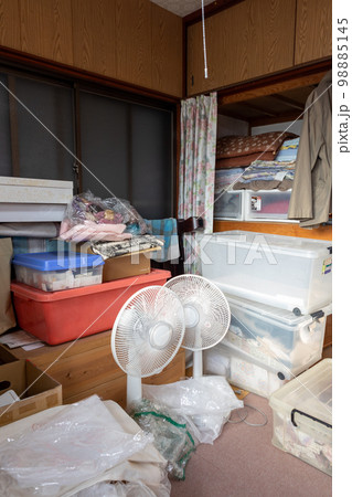 物のたくさん置いてある古い家の物置部屋(納戸) 物のたくさん置いてある古い家の物置部屋(納戸) 98885145