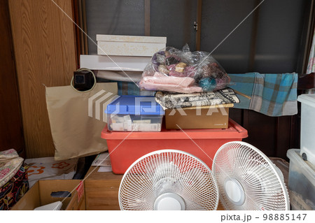 物のたくさん置いてある古い家の物置部屋（納戸） 98885147