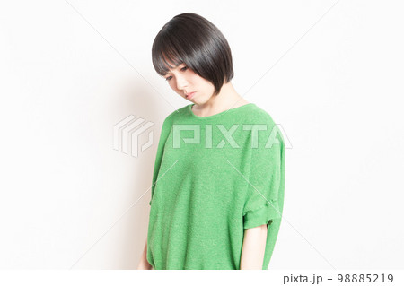 落ち込んでいる若い女性 落ち込んでいる若い女性 98885219