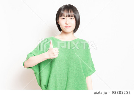 いいねのジェスチャーをする若い女性 98885252