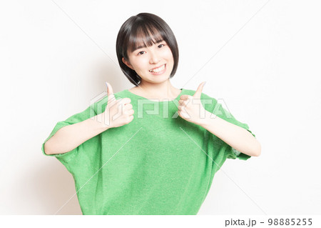 いいねのジェスチャーをする若い女性 98885255