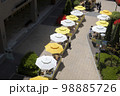 路上 屋外 パラソル 98885726