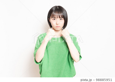 ボクシングのジェスチャーをする若い女性 ボクシングのジェスチャーをする若い女性 98885951
