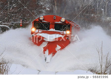 冬の宗谷本線を走るラッセル車 98885996