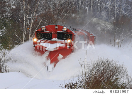 冬の宗谷本線を走るラッセル車 98885997