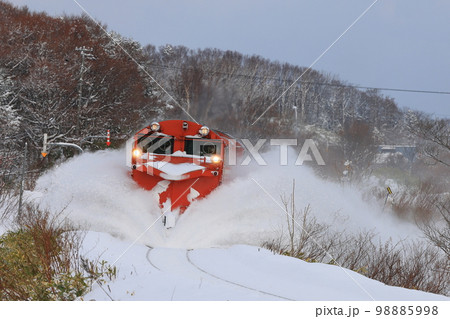 冬の宗谷本線を走るラッセル車 98885998