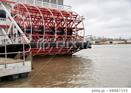 アメリカの大きな川にある観光船のパドル駆動部分 アメリカの大きな川にある観光船のパドル駆動部分 98887143