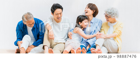 子どもを囲む三世代家族 98887476