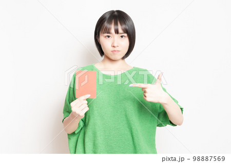 レッドカードを見せている若い女性 レッドカードを見せている若い女性 98887569