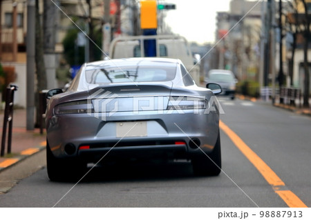 街中を走るスポーツカー イメージ 街中を走るスポーツカー イメージ 98887913