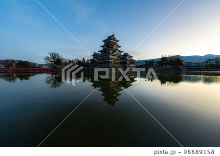【マジックアワー素材】松本城と夜明け【長野県】 98889158
