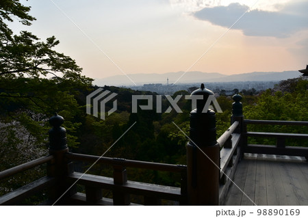 日本の京都　春の清水寺　夕暮れの街並みと美しい桜と新緑　奥の院からの展望 98890169