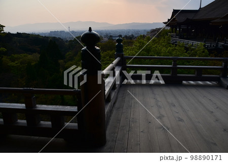 日本の京都 春の清水寺 清水の舞台と呼ばれる本堂 夕暮れの街並みと美しい桜と新緑 奥の院からの展望 日本の京都 春の清水寺 清水の舞台と呼ばれる本堂 夕暮れの街並みと美しい桜と新緑 奥の院からの展望 98890171