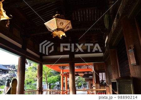 日本の京都 春の清水寺 重要文化財の奥の院 天井に付けられた豪華な照明器具 日本家屋の部屋の写真素材 [98890214] - PIXTA