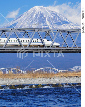 静岡県　富士川を渡る新幹線と富士山　1月 98891068
