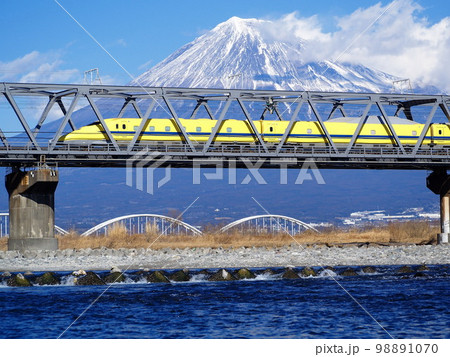 静岡県　富士川を渡るドクターイエローと富士山　1月 98891070