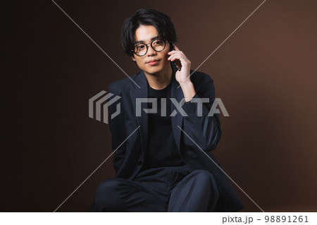 スマホを見る男性 スマホを見る男性 98891261