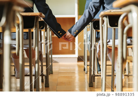 女子学生同士のカップルイメージ 女子学生同士のカップルイメージ 98891335