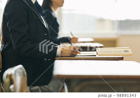 教室で授業を受ける女子高生 98891343