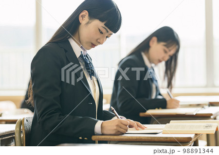 教室で授業を受ける女子高生 98891344
