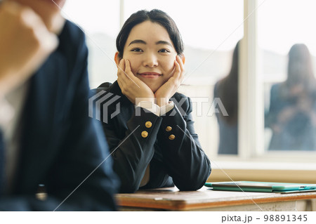 片想いをする女子高生 片想いをする女子高生 98891345